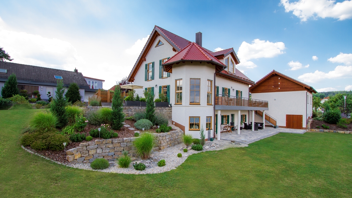 полувальмовая мансардная крыша. красивые крыши домов. полувальмовая мансардная крыша. Shinglas многослойная черепица континент. композитная черепица декра стратос.